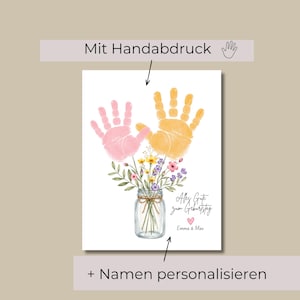 Op de afbeelding: Een witte kaart met roze en gele handafdrukken boven een aquarel illustratie van een pot gevuld met bloemen. De tekst "Alles Gute zum Geburtstag" staat op de kaart, samen met de namen "Emma & Max".