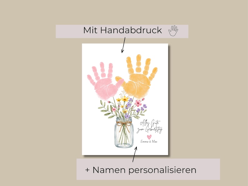 Op de afbeelding: Een witte kaart met roze en gele handafdrukken boven een aquarel illustratie van een pot gevuld met bloemen. De tekst "Alles Gute zum Geburtstag" staat op de kaart, samen met de namen "Emma & Max".