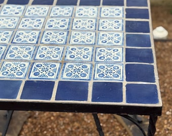 Conjunto de bistró vintage con tablero de azulejos azules y blancos / Conjunto de comedor de patio de hierro forjado hecho a mano / Mesa cuadrada de 76 cm con 4 sillas de estilo volutas