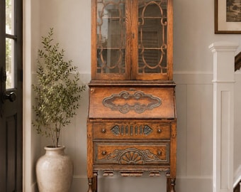 Secreter antiguo de roble / Escritorio estilo neocolonial español con tapa abatible / Librería de cristal estilo jacobino / Escritorio estilo Tudor / Aparador de roble tallado