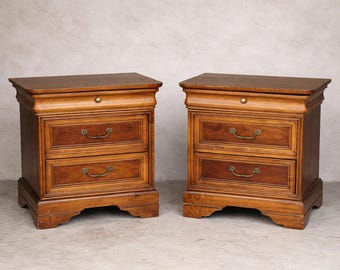 Mesitas de noche vintage Lexington 'Chez Michelle' estilo Luis Felipe de cerezo con tres cajones.