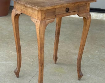 Mesita auxiliar provenzal francesa del siglo XIX / Mesita de noche antigua tallada a mano / Mesa auxiliar de estilo rústico europeo / Mesita de noche rústica con un cajón