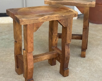 Par de taburetes rústicos de madera maciza / Mesitas auxiliares de estilo rústico de granja / Taburetes artesanales de estilo neocolonial español / Decoración rústica vintage