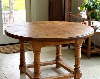 Mesa de comedor redonda antigua de pino inglés, mesa de granja de 130 cm, mesa de cocina rústica europea, base de caballete con patas torneadas.