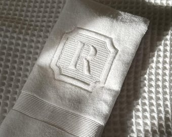 モノグラム刺繍バスハンドタオル：パーソナライズされたイニシャル