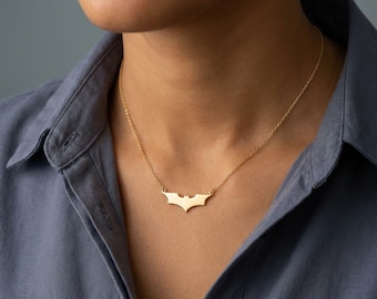 Colgante de murciélago: diseño minimalista bañado en oro