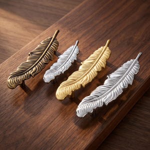 Maniglia per mobile a forma di piuma, maniglia per cassetto con motivo botanico, ferramenta vintage per comò, maniglia per anta di armadio in stile boho, complemento d'arredo decorativo per armadio.