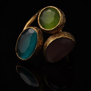 Anillo de bruja en tonos verde azulado y morado, pieza ornamentada chapada en oro de 22 quilates. imagen 4