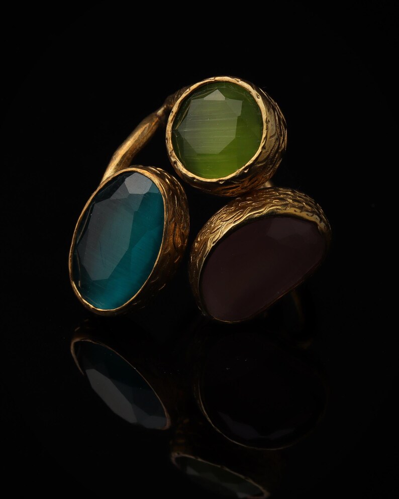 Anillo de bruja en tonos verde azulado y morado, pieza ornamentada chapada en oro de 22 quilates. imagen 4