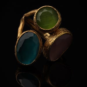 Anillo de bruja en tonos verde azulado y morado, pieza ornamentada chapada en oro de 22 quilates. imagen 1