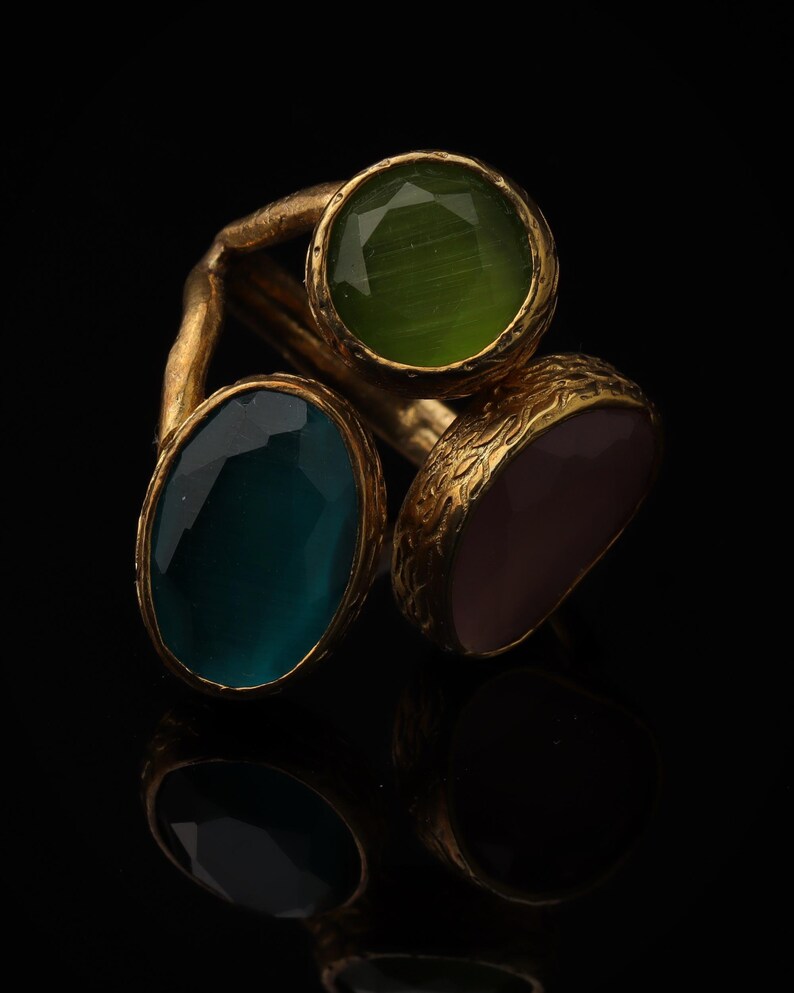 Anillo de bruja en tonos verde azulado y morado, pieza ornamentada chapada en oro de 22 quilates. imagen 1