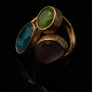 Anillo de bruja en tonos verde azulado y morado, pieza ornamentada chapada en oro de 22 quilates. imagen 5