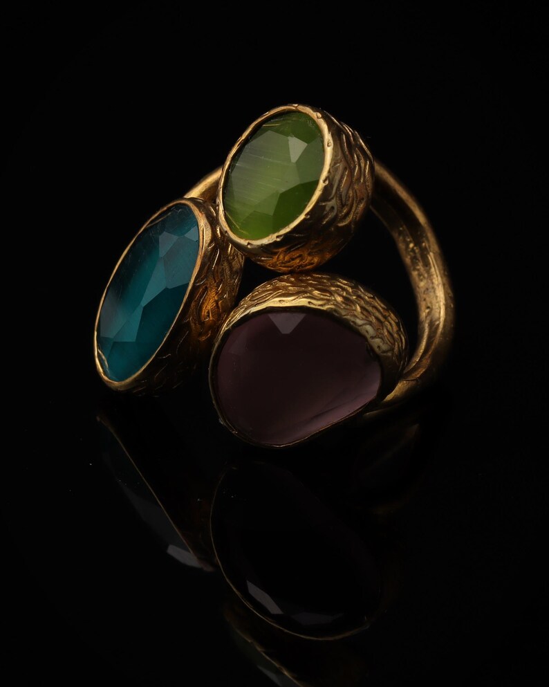 Anillo de bruja en tonos verde azulado y morado, pieza ornamentada chapada en oro de 22 quilates. imagen 5