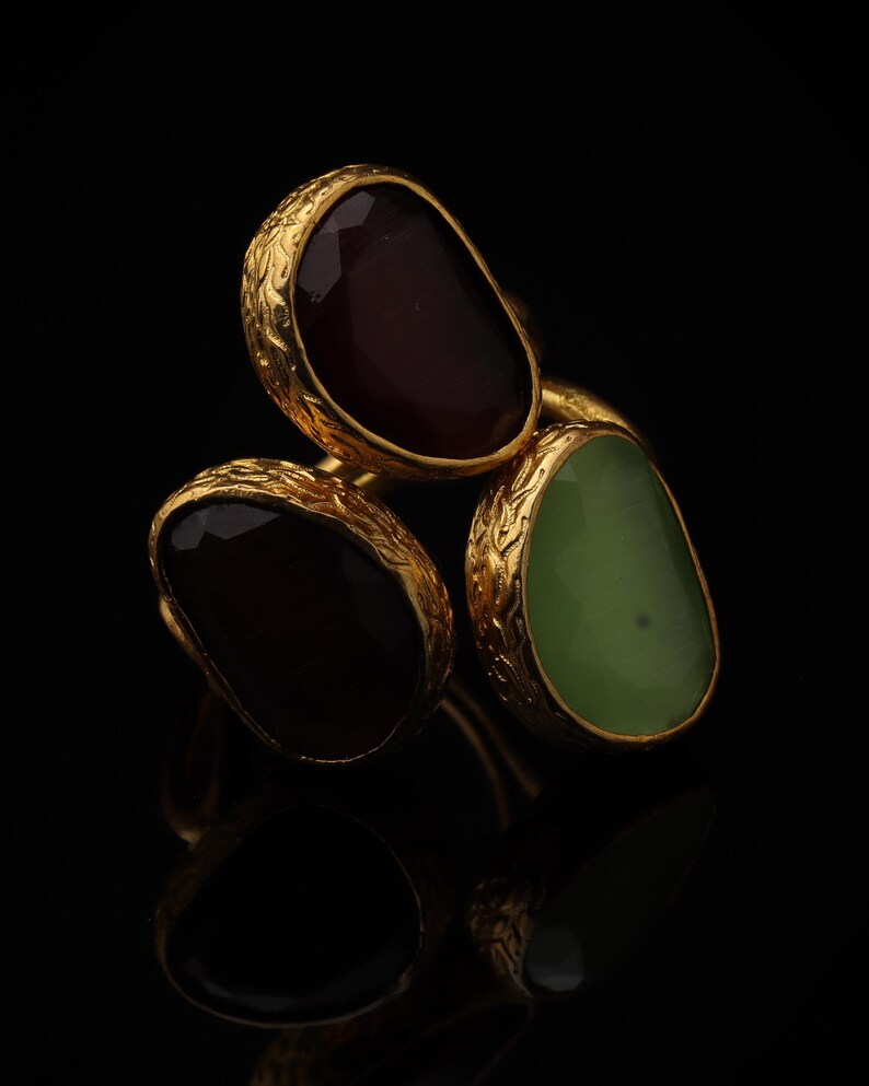 Art Deco Ring, 22K Gold-Plated Three Stone Ring, Burgundy and Pistachio Green Ring, Bold Ring, Unique Ring, Witchy Ring immagine 1