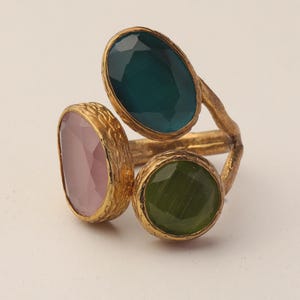 Anillo de bruja en tonos verde azulado y morado, pieza ornamentada chapada en oro de 22 quilates. imagen 8
