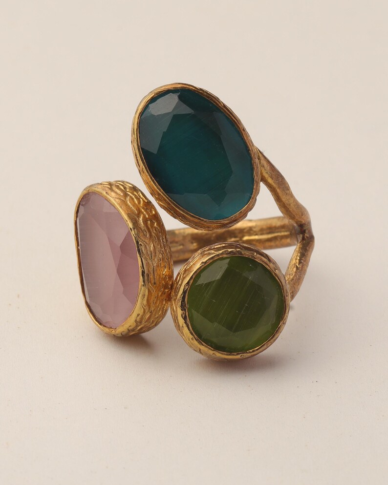 Anillo de bruja en tonos verde azulado y morado, pieza ornamentada chapada en oro de 22 quilates. imagen 8