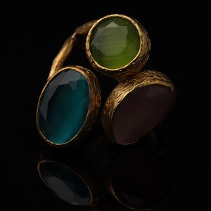 Anillo de bruja en tonos verde azulado y morado, pieza ornamentada chapada en oro de 22 quilates. imagen 3