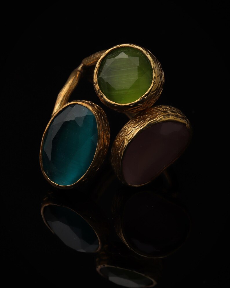 Anillo de bruja en tonos verde azulado y morado, pieza ornamentada chapada en oro de 22 quilates. imagen 3