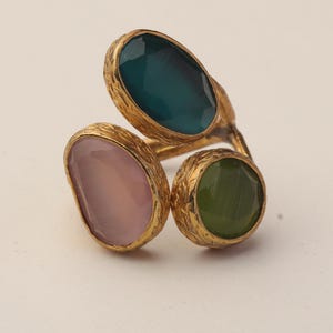 Anillo de bruja en tonos verde azulado y morado, pieza ornamentada chapada en oro de 22 quilates. imagen 7
