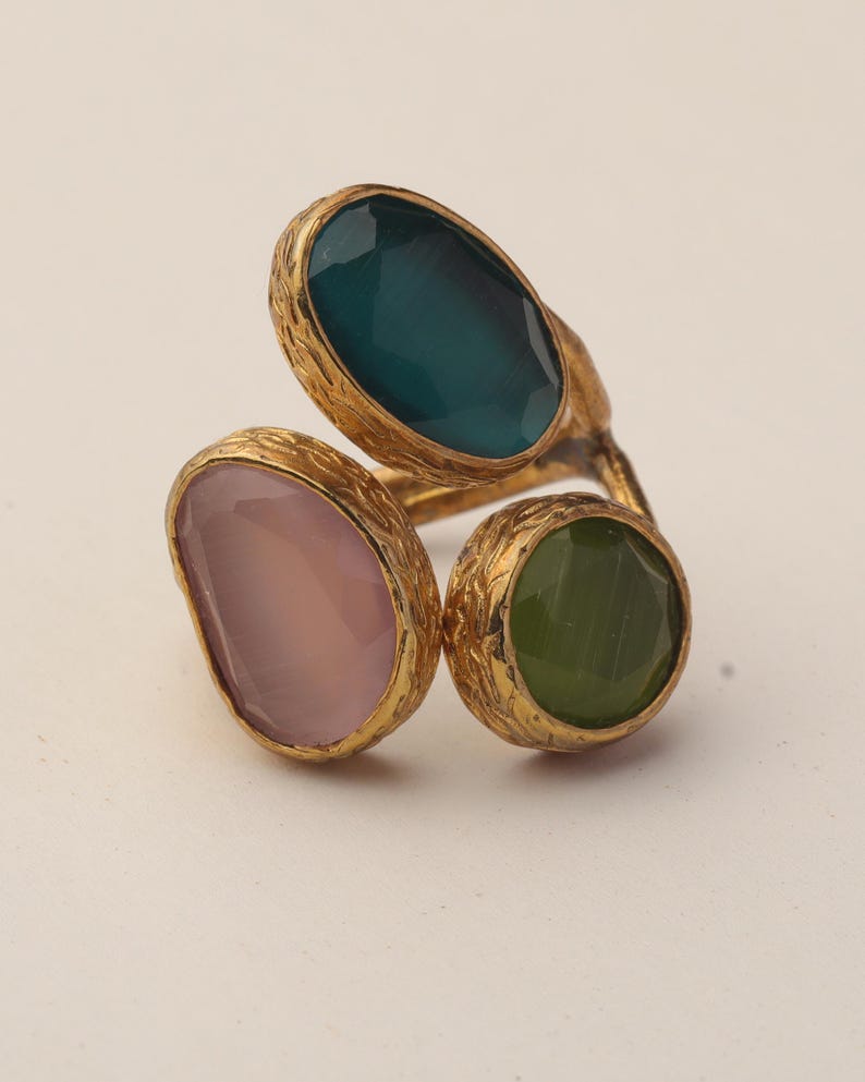 Anillo de bruja en tonos verde azulado y morado, pieza ornamentada chapada en oro de 22 quilates. imagen 7