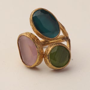 Anillo de bruja en tonos verde azulado y morado, pieza ornamentada chapada en oro de 22 quilates. imagen 6