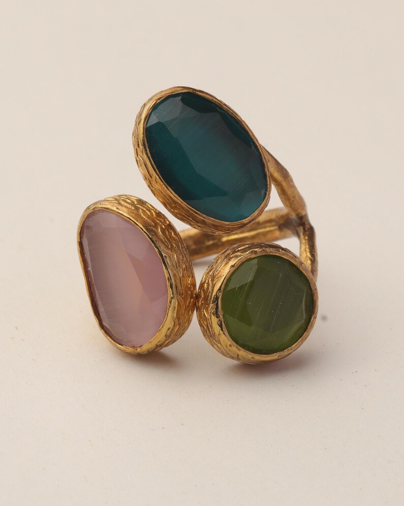 Anillo de bruja en tonos verde azulado y morado, pieza ornamentada chapada en oro de 22 quilates. imagen 6
