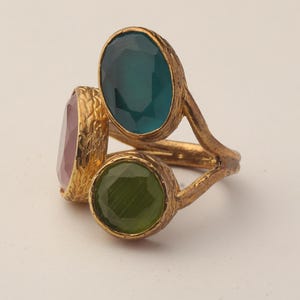 Anillo de bruja en tonos verde azulado y morado, pieza ornamentada chapada en oro de 22 quilates. imagen 9