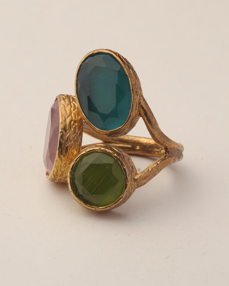 Anillo de bruja en tonos verde azulado y morado, pieza ornamentada chapada en oro de 22 quilates. imagen 9