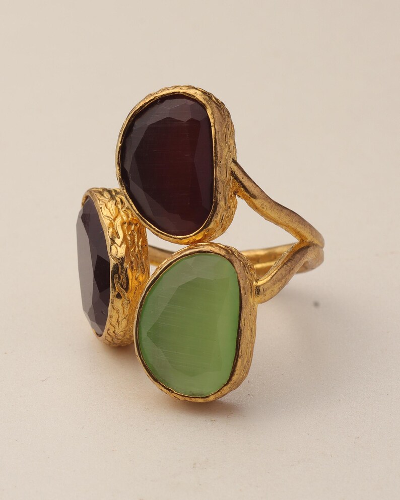 Art Deco Ring, 22K Gold-Plated Three Stone Ring, Burgundy and Pistachio Green Ring, Bold Ring, Unique Ring, Witchy Ring immagine 9