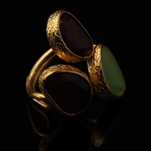 Art Deco Ring, 22K Gold-Plated Three Stone Ring, Burgundy and Pistachio Green Ring, Bold Ring, Unique Ring, Witchy Ring immagine 2
