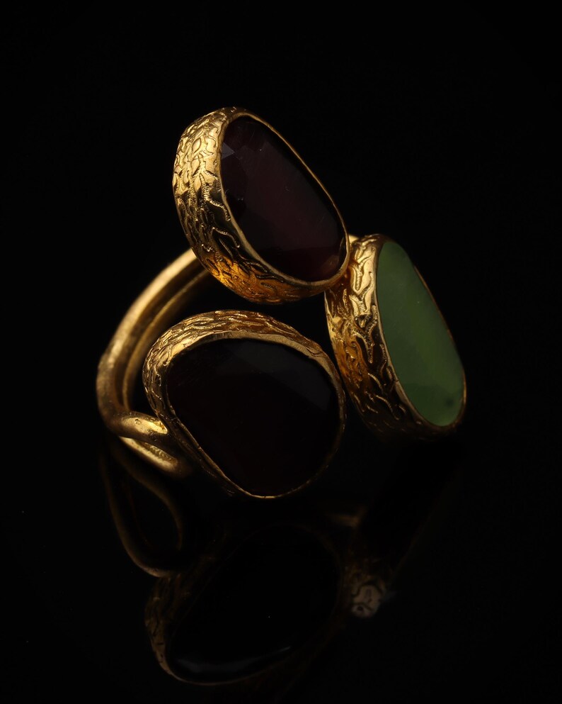 Art Deco Ring, 22K Gold-Plated Three Stone Ring, Burgundy and Pistachio Green Ring, Bold Ring, Unique Ring, Witchy Ring immagine 2