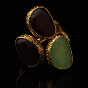 Art Deco Ring, 22K Gold-Plated Three Stone Ring, Burgundy and Pistachio Green Ring, Bold Ring, Unique Ring, Witchy Ring immagine 3