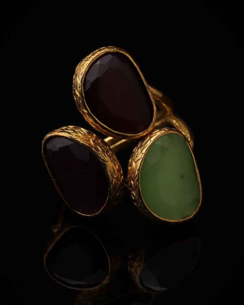 Art Deco Ring, 22K Gold-Plated Three Stone Ring, Burgundy and Pistachio Green Ring, Bold Ring, Unique Ring, Witchy Ring immagine 3