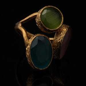 Anillo de bruja en tonos verde azulado y morado, pieza ornamentada chapada en oro de 22 quilates. imagen 2