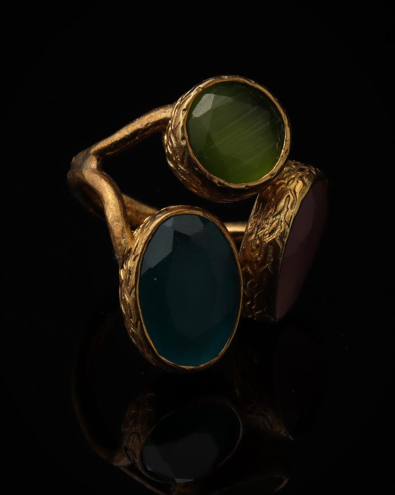 Anillo de bruja en tonos verde azulado y morado, pieza ornamentada chapada en oro de 22 quilates. imagen 2