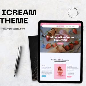 Może przedstawiać: Tablet cyfrowy wyświetla motyw strony internetowej "iCream", prezentujący rożki lodowe i truskawki. Tekst brzmi "Traditional Ice Cream Since 1950". Widoczny jest również czarny długopis i czarna karta ze złotymi kropkami.