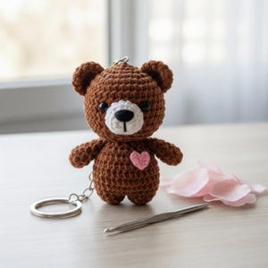 Puede incluir: Un juego de tres tazas de cerámica con un acabado moteado y mate. Las tazas son en tonos crema, gris claro y gris oscuro. Cada taza tiene un diseño simple y minimalista, ideal para café o té.