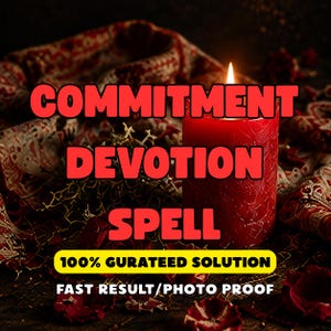 Puede incluir: Una vela de pilar roja con una llama encendida, rodeada de tela roja oscura y pétalos dispersos. El texto dice: COMMITMENT DEVOTION SPELL, 100% GURATEED SOLUTION, FAST RESULT/PHOTO PROOF. La vela tiene una superficie texturizada.