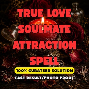 Peut inclure: Une bougie pilier rouge est placée dans un bougeoir en métal orné, entourée de roses rouge foncé et d'une clé en métal. Le texte indique : TRUE LOVE SOULMATE ATTRACTION SPELL, 100% GURATEED SOLUTION, FAST RESULT/PHOTO PROOF. La flamme est allumée.