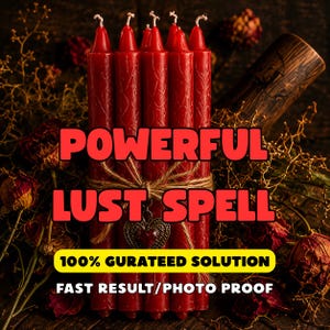Peut inclure: Un lot de cinq bougies effilées rouges liées avec de la ficelle et une breloque en métal en forme de cœur. Le texte indique : POWERFUL LUST SPELL, 100% GURATEED SOLUTION, FAST RESULT/PHOTO PROOF. Les bougies présentent un motif de vigne en relief.