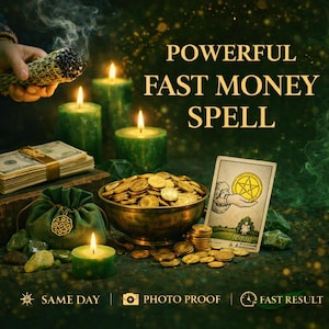 Puede incluir: Imagen de temática mística con velas verdes encendidas, un manojo de salvia, un cuenco lleno de monedas de oro y una carta del tarot. El texto dice "POWERFUL FAST MONEY SPELL".