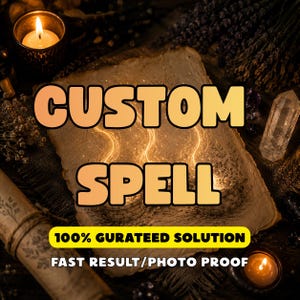 Peut inclure: Un morceau de parchemin vieilli avec le texte CUSTOM SPELL en grandes lettres orange. En dessous, une bannière jaune indique 100% GURATEED SOLUTION et FAST RESULT/PHOTO PROOF. La scène comprend des bougies allumées, de la lavande et un cristal.