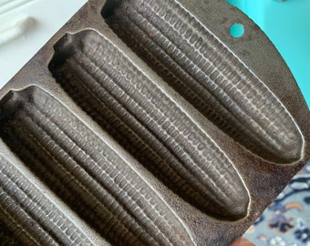 vintage Wagner Ware cast iron baking pan, ear of corn stick cornbread mold