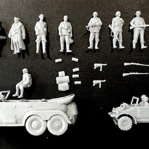 Pu&ograve; includere: Una collezione di miniature di figure e veicoli militari non verniciati. Il set include soldati in varie pose, due piccole auto e armi. Le figure e i veicoli sono realizzati in plastica grigio chiaro.