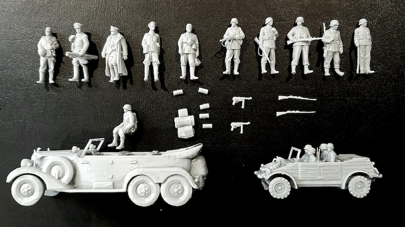 Pu&ograve; includere: Una collezione di miniature di figure e veicoli militari non verniciati. Il set include soldati in varie pose, due piccole auto e armi. Le figure e i veicoli sono realizzati in plastica grigio chiaro.