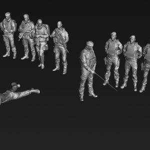 Peut inclure: Image en niveaux de gris repr&eacute;sentant plusieurs figurines militaires dans diverses poses. Certaines sont debout, d'autres &agrave; genoux ou couch&eacute;es. Elles portent des &eacute;quipements tactiques, sugg&eacute;rant un th&egrave;me militaire ou policier.