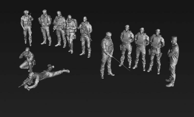 Peut inclure: Image en niveaux de gris repr&eacute;sentant plusieurs figurines militaires dans diverses poses. Certaines sont debout, d'autres &agrave; genoux ou couch&eacute;es. Elles portent des &eacute;quipements tactiques, sugg&eacute;rant un th&egrave;me militaire ou policier.