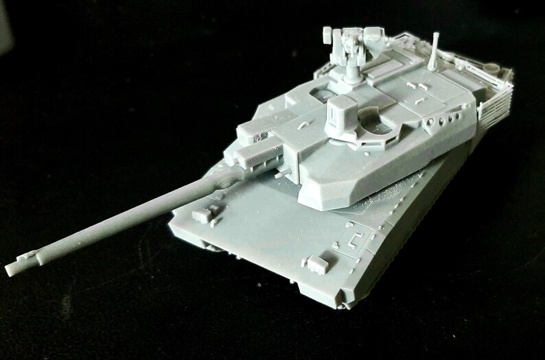 Pode incluir: Um modelo em escala de tanque de cor cinza-claro sem pintura, apresentando um canh&atilde;o principal longo, uma torre girat&oacute;ria com uma metralhadora montada e blindagem detalhada. O ve&iacute;culo militar em miniatura &eacute; feito de resina com bordas.