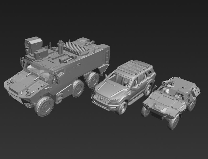 Peut inclure: Trois v&eacute;hicules jouets gris : un gros camion blind&eacute;, un SUV de taille moyenne et un petit v&eacute;hicule de style militaire. Le camion blind&eacute; a plusieurs compartiments et un toit d&eacute;taill&eacute;. Le SUV a une galerie de toit. Le petit v&eacute;hicule a un volant.