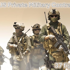 Op de afbeelding: Een set van 37 miniatuurfiguren op schaal 1/72 genaamd US Private Military Contractors van Nes Models, met soldaten in tactische uitrusting, helmen en brillen, gewapend met geweren en gekleed in olijfgroene uniformen in een woestijn.